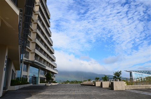 宿舍大樓與平台