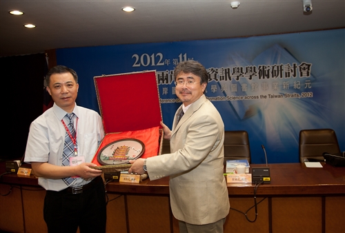 資圖系舉辦「2012年第十一屆海峽兩岸圖書資訊學學術研討會」。