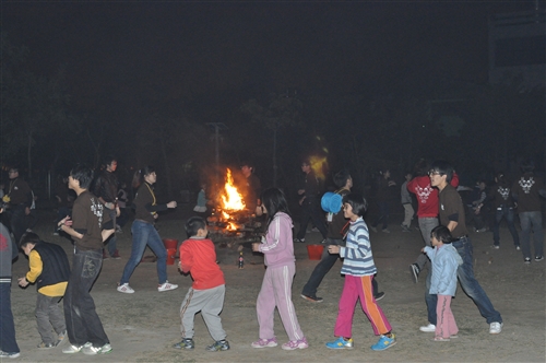 「諾亞方舟啟航」二齊校友會返鄉服務國小學童。