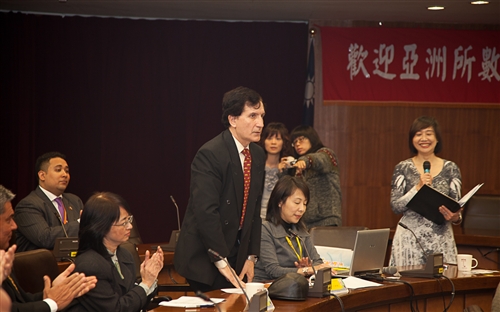 本校成立全國首創的跨國遠距教學碩專班，招收中南美洲友邦在職菁英。