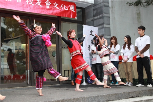 第9屆文化週「淡江腳，逛台灣！」在海報街、黑天鵝展示廳登場。