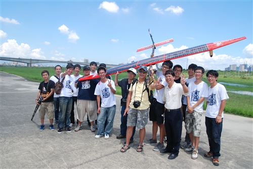 航太系研發成功國內首架太陽能動力無人飛機「鸑鷟」號。