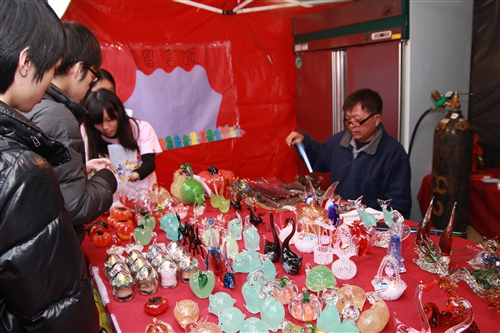 第9屆文化週「淡江腳，逛台灣！」在海報街、黑天鵝展示廳登場。