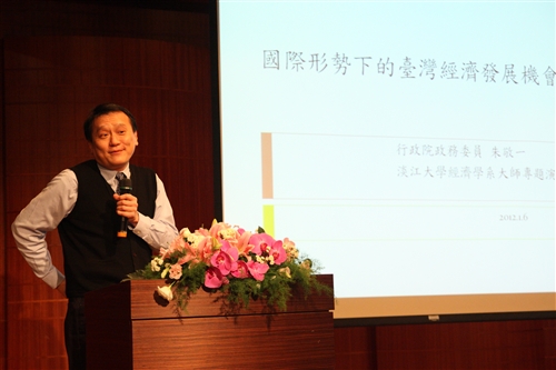 朱敬一院士蒞臨本校演講談台灣經濟發展機會。