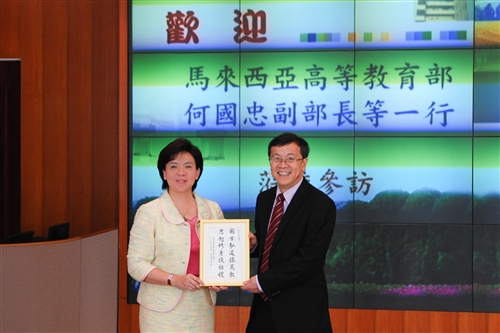 馬來西亞校友陪同該國高等教育部副部長何國忠蒞校參訪。