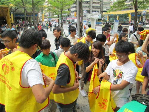 校園與社區服務學習：水環系同學「為燒燙傷者募發票」。