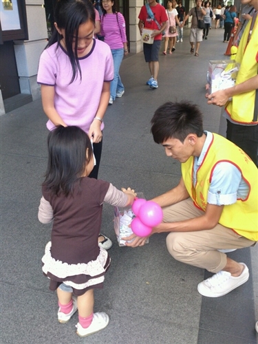 校園與社區服務學習：水環系同學「為燒燙傷者募發票」。