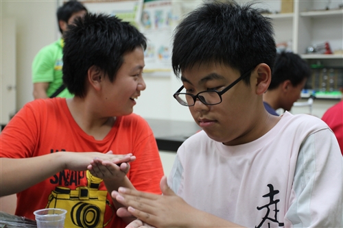 化學趴趴走-走到馬祖教導學童動手做實驗。