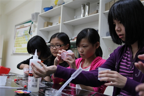 化學趴趴走-走到馬祖教導學童動手做實驗。