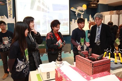 第9屆文化週「淡江腳，逛台灣！」在海報街、黑天鵝展示廳登場。