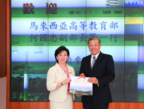馬來西亞校友陪同該國高等教育部副部長何國忠蒞校參訪。