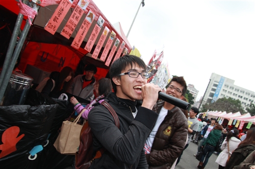 第9屆文化週「淡江腳，逛台灣！」在海報街、黑天鵝展示廳登場。