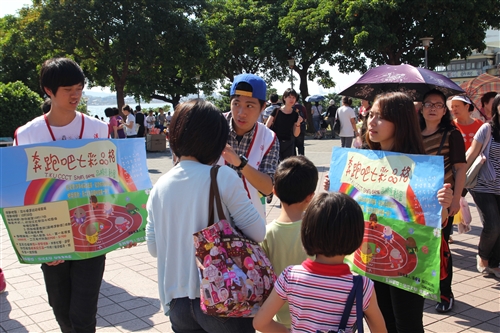 學務處推動品德教育，於淡水捷運站舉辦品格運動會。