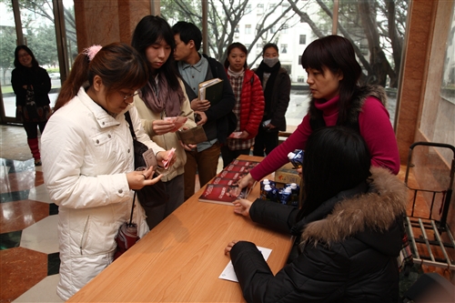 外語學院推動「文學全球化」運動：《世界文學》創刊問世。