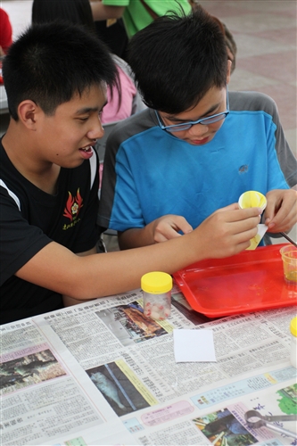 化學趴趴走-走到馬祖教導學童動手做實驗。