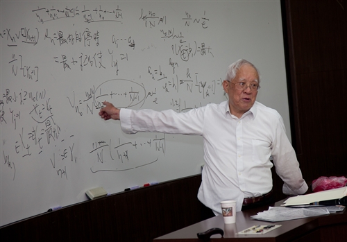 周元燊院士蒞校演講談「望佳止步」。