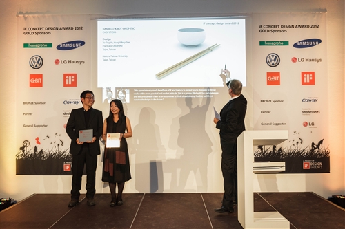 土木系建築組博士班學生陳宏銘與建築系系友游雅婷設計「竹節-筷子」作品，榮獲”iF concept design award ”。