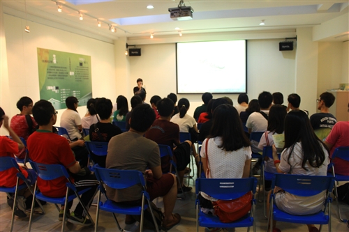 資傳系學生展現學習成效--拍攝《黏稠的記憶》。