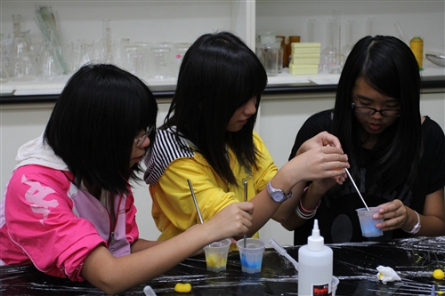 化學趴趴走-走到馬祖教導學童動手做實驗。