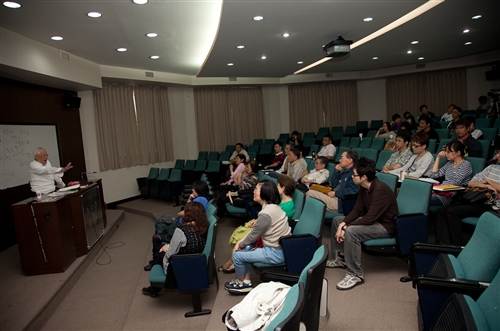 周元燊院士蒞校演講談「望佳止步」。