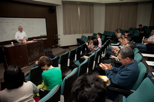 周元燊院士蒞校演講談「望佳止步」。