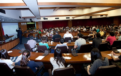 管中閔院士蒞校暢談國際經濟大趨勢。