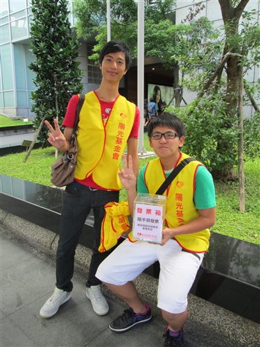 校園與社區服務學習：水環系同學「為燒燙傷者募發票」。