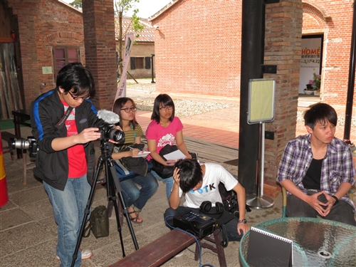 資傳系學生展現學習成效--拍攝《黏稠的記憶》。