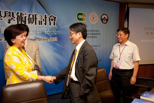資圖系舉辦「2012年第十一屆海峽兩岸圖書資訊學學術研討會」。