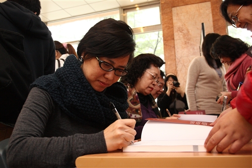 外語學院推動「文學全球化」運動：《世界文學》創刊問世。