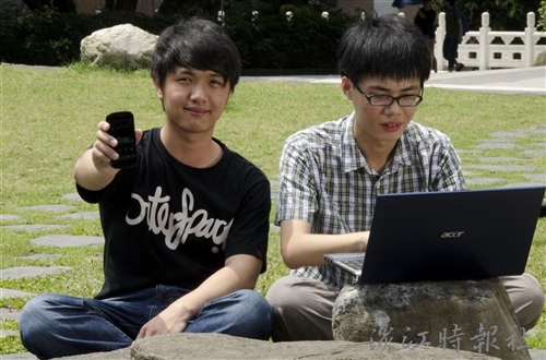 大一生戴佑軒、顏均安結合技術與創意開發淡江專屬App軟體。