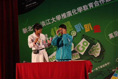 本校行動化學車趴趴走萬里行，第三度下鄉協助推動偏鄉科學教育。