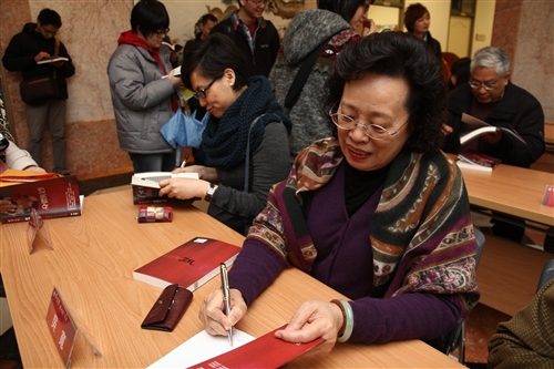 外語學院推動「文學全球化」運動：《世界文學》創刊問世。