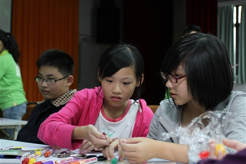 化學趴趴走-走到馬祖教導學童動手做實驗。