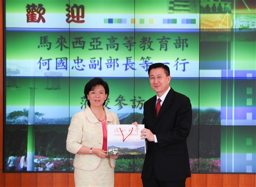 馬來西亞校友陪同該國高等教育部副部長何國忠蒞校參訪。