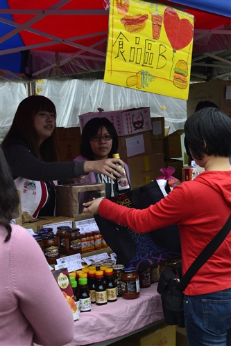 商管學會主辦「種下希望，幸福發芽」愛心義賣活動！