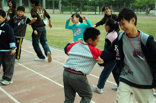 「諾亞方舟啟航」二齊校友會返鄉服務國小學童。