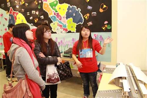 第9屆文化週「淡江腳，逛台灣！」在海報街、黑天鵝展示廳登場。