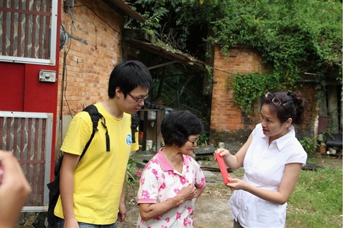 學務長柯志恩及樸毅青年團學生將善款交給張老太太做為裝設義眼費用。