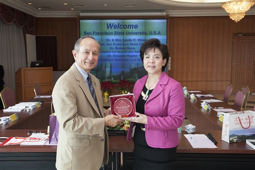 美國姊妹校舊金山州立大學校長等一行4人蒞校參訪。