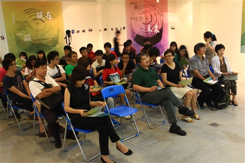 資傳系學生展現學習成效--拍攝《黏稠的記憶》。