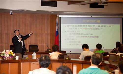 管中閔院士蒞校暢談國際經濟大趨勢。