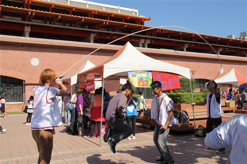 學務處推動品德教育，於淡水捷運站舉辦品格運動會。