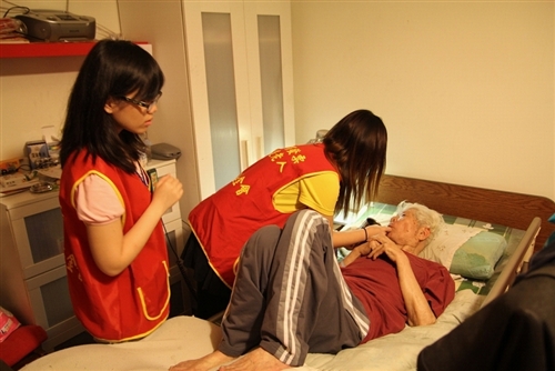 學務長柯志恩及樸毅青年團學生將善款交給張老太太做為裝設義眼費用。