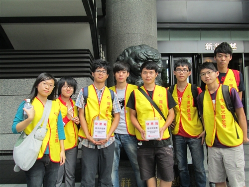 校園與社區服務學習：水環系同學「為燒燙傷者募發票」。