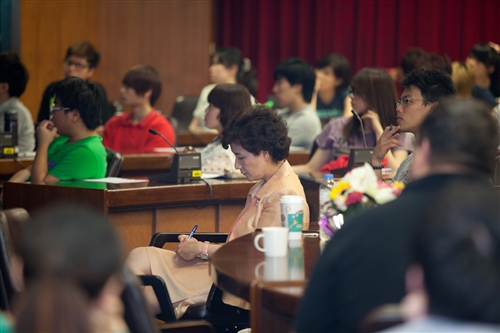 管中閔院士蒞校暢談國際經濟大趨勢。