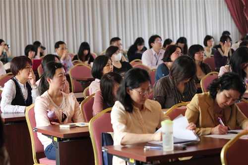 本校舉行「100年度教學單位計畫執行成果發表會」。