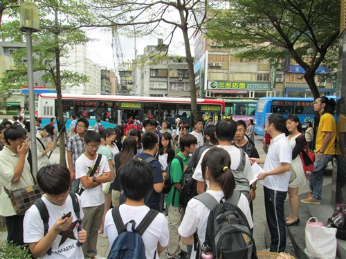 校園與社區服務學習：水環系同學「為燒燙傷者募發票」。