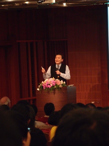 朱敬一院士蒞臨本校演講談台灣經濟發展機會。