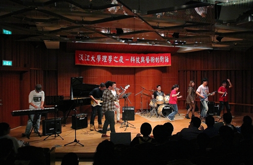 理學院舉辦師生「科技與藝術的對話」。